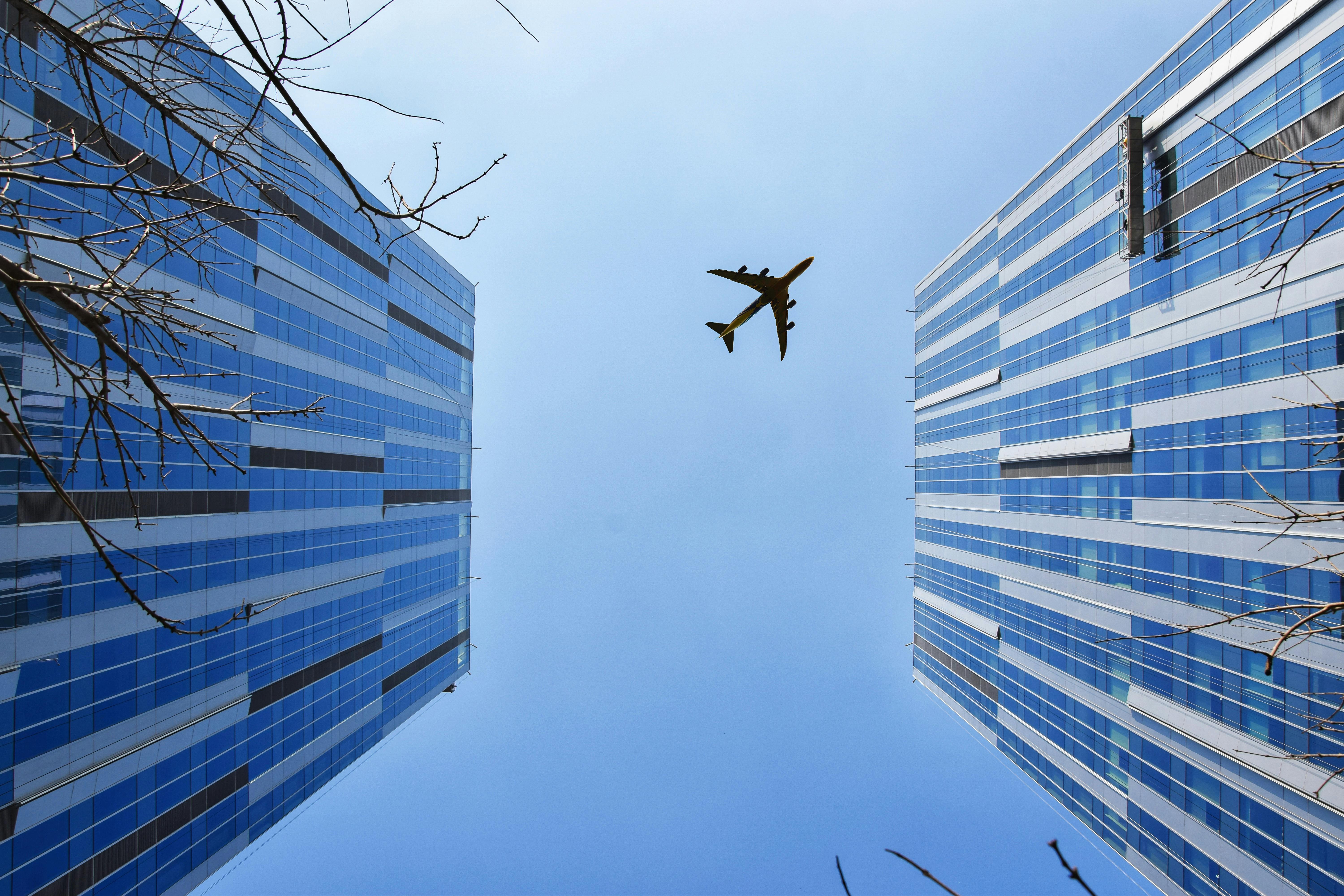 Foto de 周 康 no Pexels: https://www.pexels.com/pt-br/foto/aviao-perto-do-edificio-azul-e-cinza-747079/